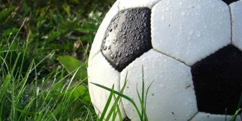 Cá độ bóng cỏ thường ám chỉ các trận đấu bóng đá có quy mô nhỏ